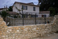 Grille sur mur